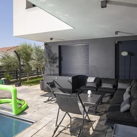 Dorota With Private Pool Near Fazana דירה *