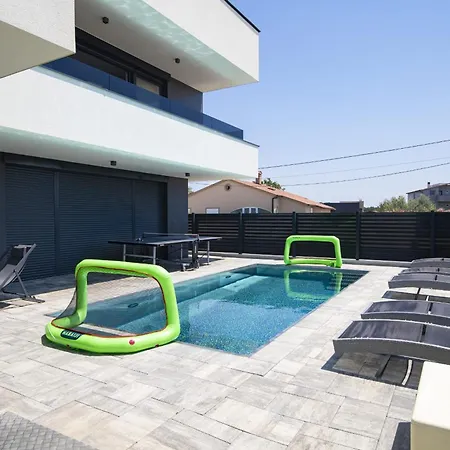 Dorota With Private Pool Near Fazana דירה