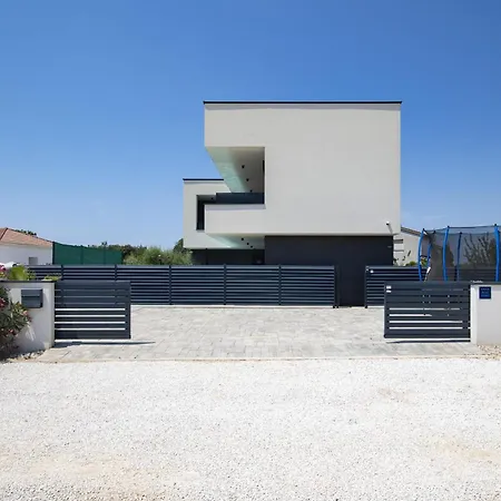 Dorota With Private Pool Near Fazana דירה *