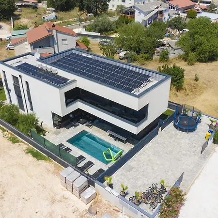 Dorota With Private Pool Near Fazana פולה